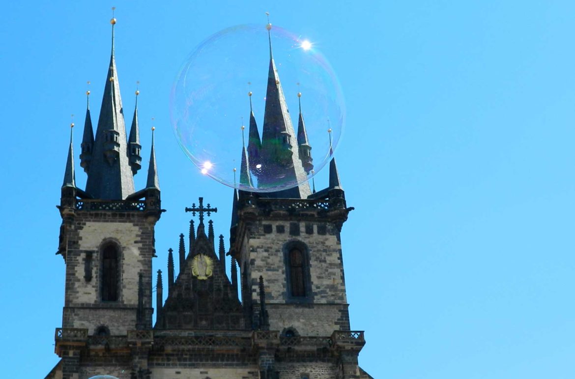 Bolha de sabão voa em frente à Igreja da Nossa Senhora em Frente de Týn, em Praga (República Tcheca)