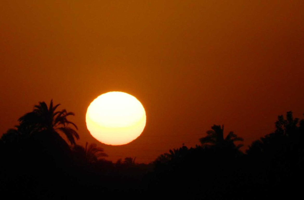 Pôr do sol nas margens do Rio Nilo (Egito)