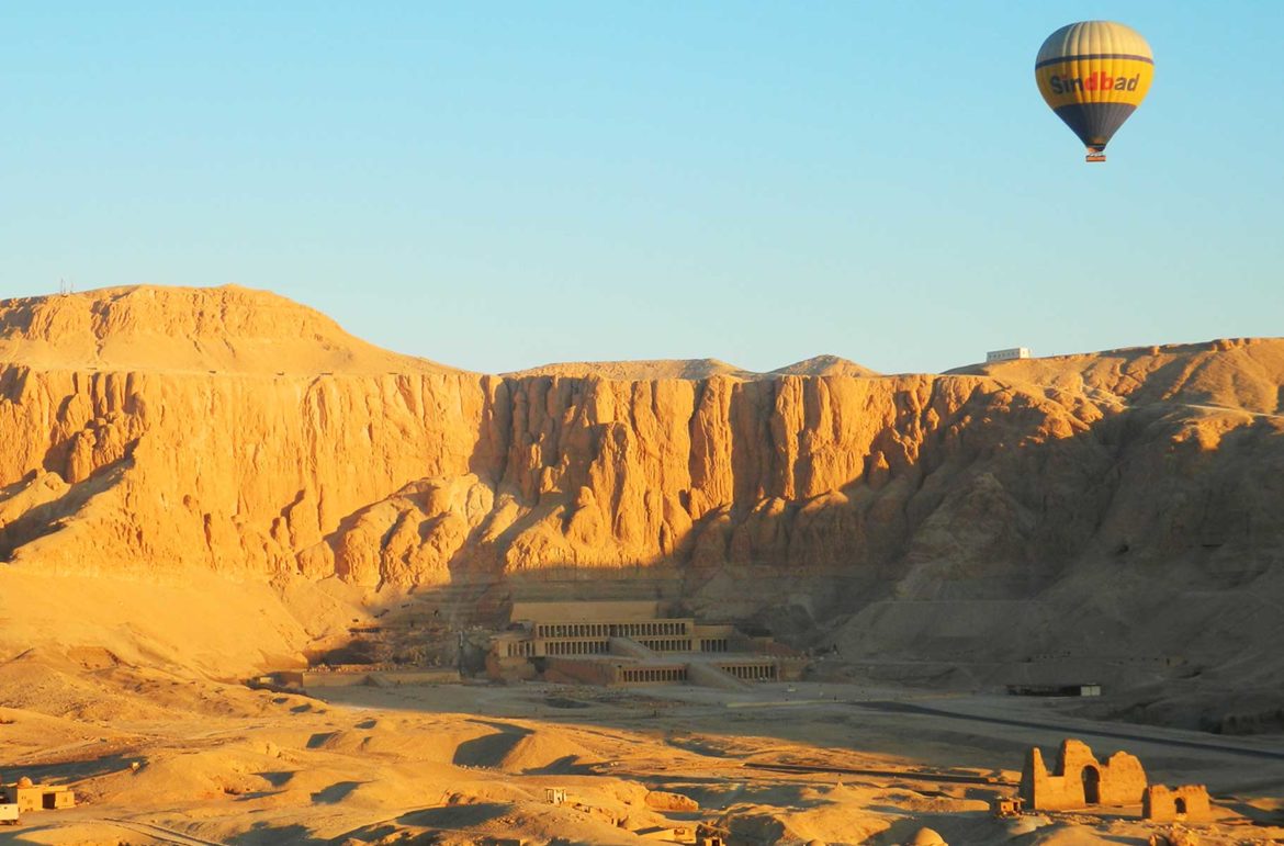 Balão voa sobre o Vale dos Reis, em Luxor (Egito)