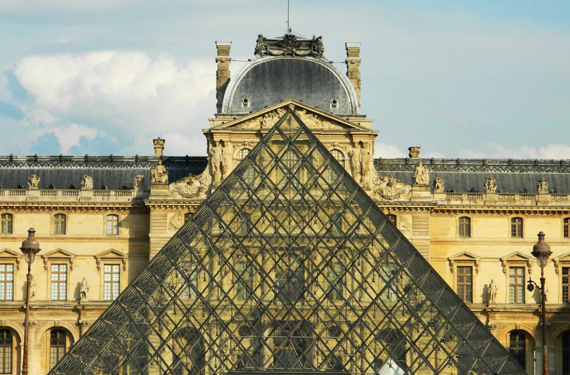 Pirâmide em frente ao Museu do Louvre, em Paris (França)