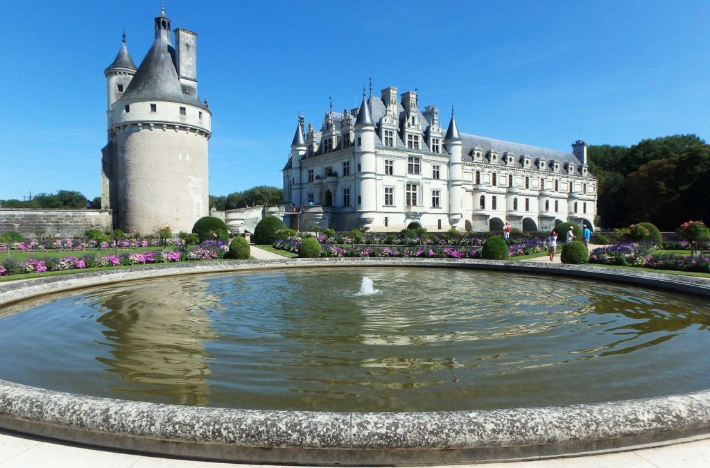 Castelo de Chenonceau, no Vale do Loire, visto dos jardins planejados da Idade Média
