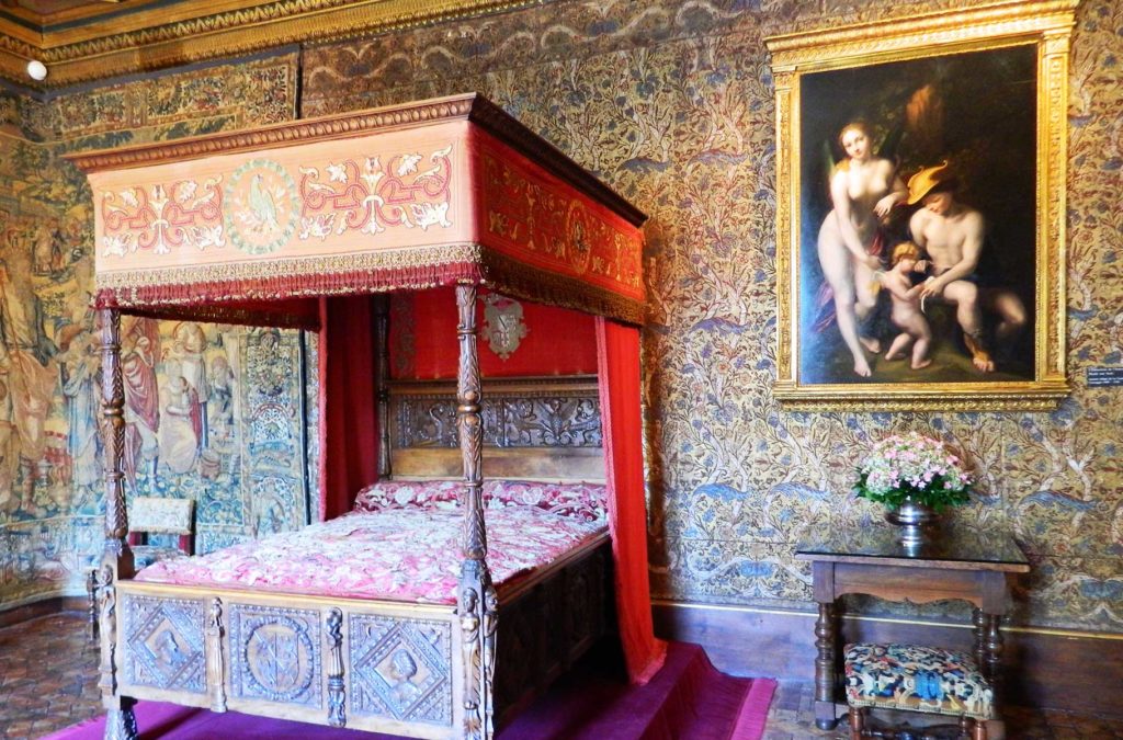 Mobília histórica decora o interior do Castelo de Chenonceau