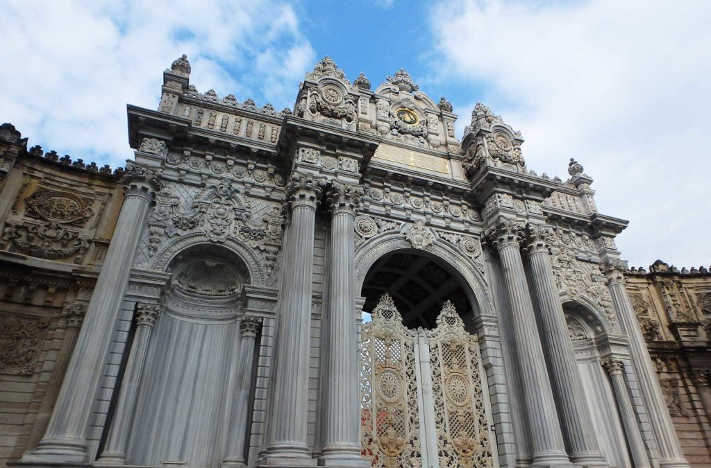 Portões de entrada do Palácio Dolmabahçe são imponentes