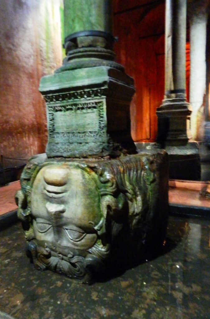 Um dos pilares da Cisterna da Basílica é a cabeça de uma medusa