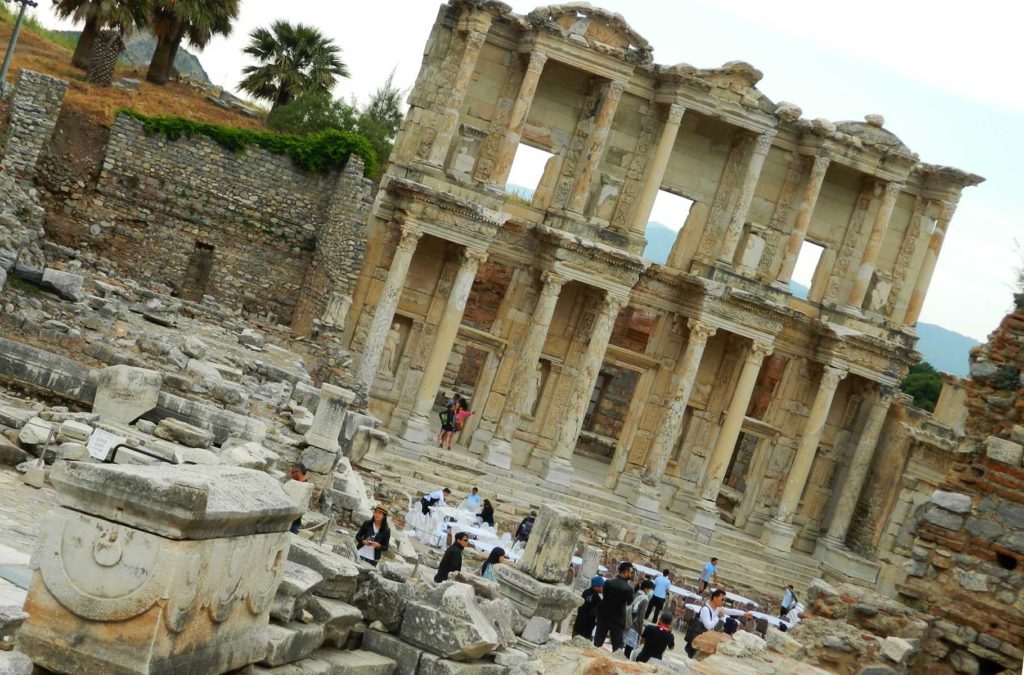 A Biblioteca de Adriano é um dos destaques de Ephesus