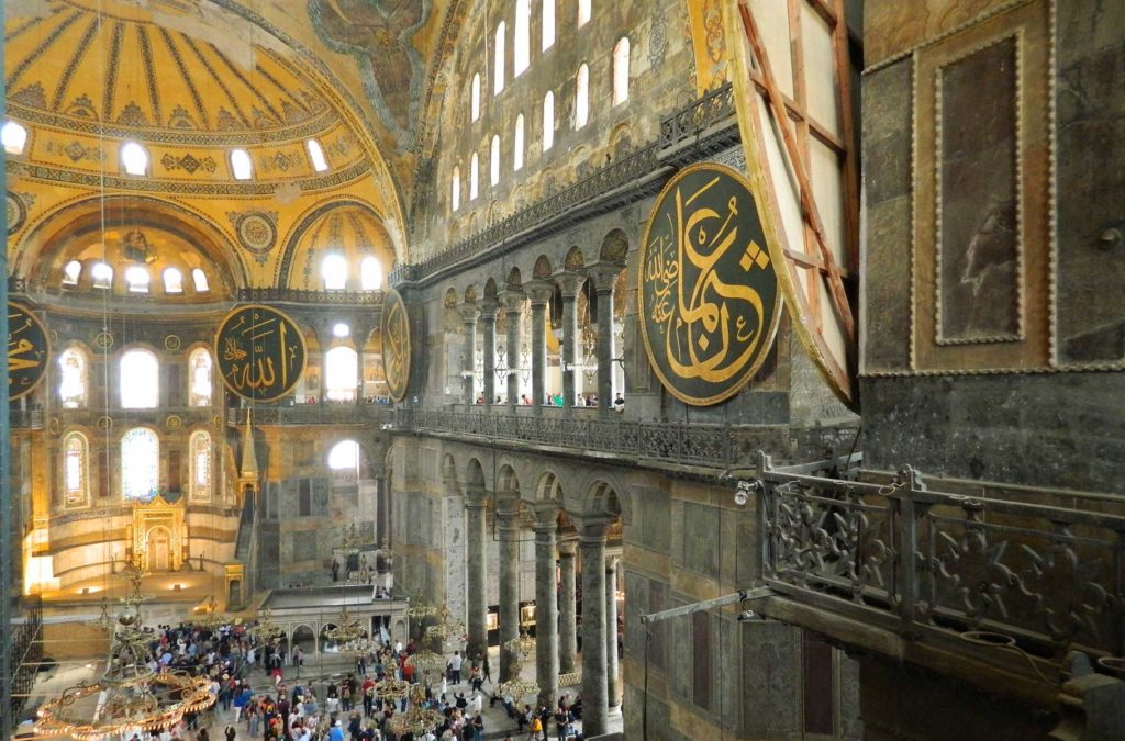 A Hagia Sofia hoje mistura decoração cristã e muçulmana