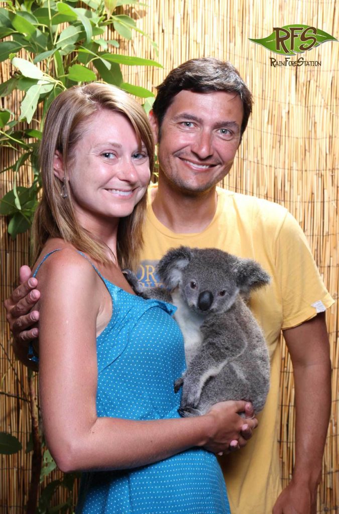 Casal posa para foto com um coala no colo em Cairns (Austrália)