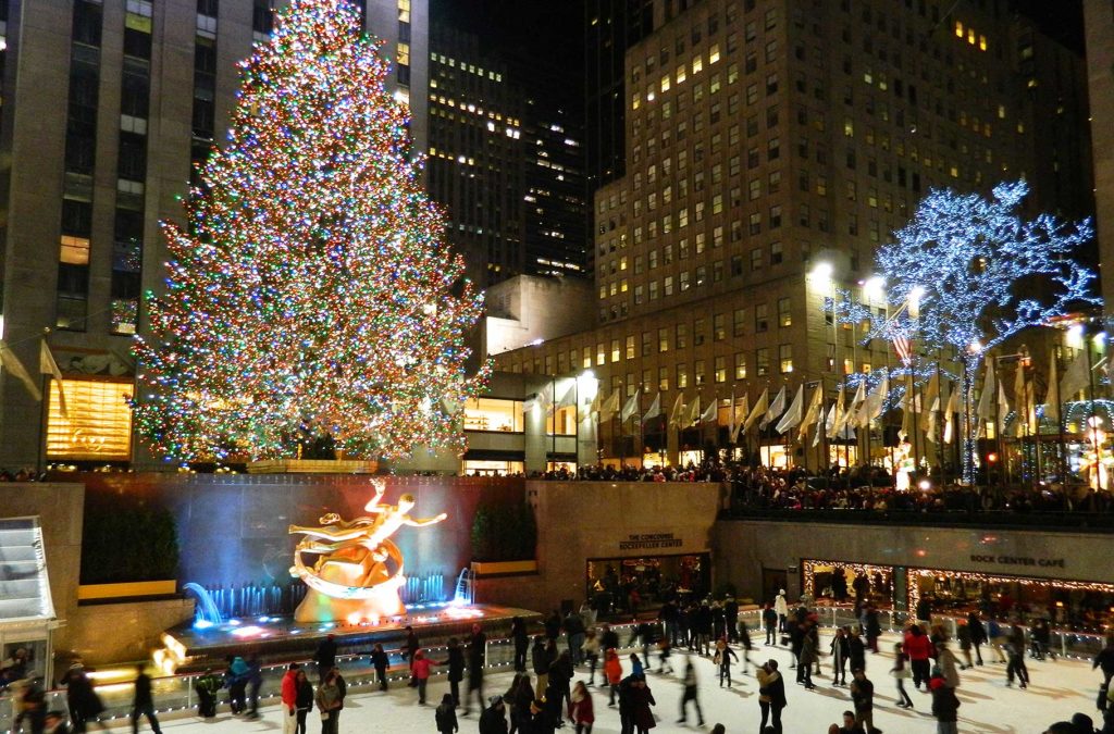 Público lota a pista de patinação do Rockfeller Center, com a árvore de Natal ao fundo, em Nova York (EUA)