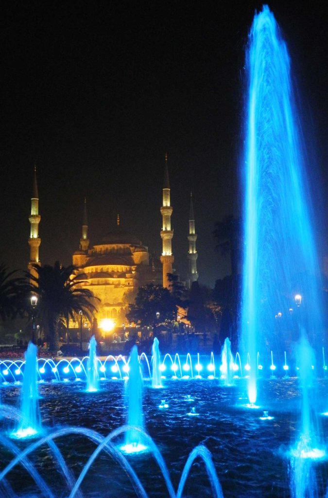 A Mesquita Azul fica toda iluminada à noite