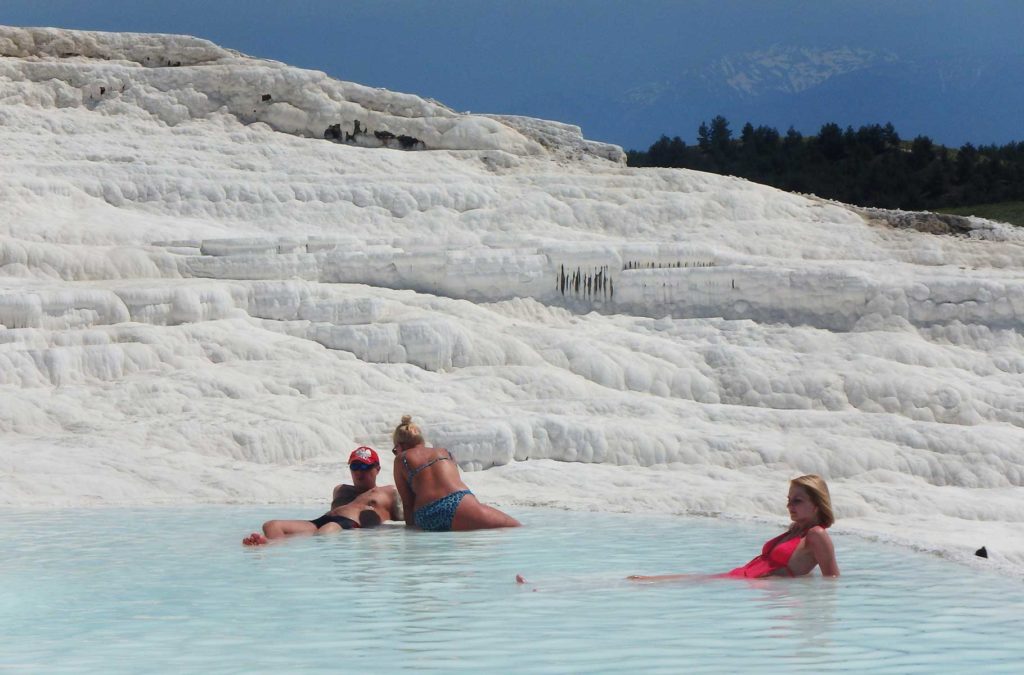 Visitante tomam banho nos terraços de Pamukkale