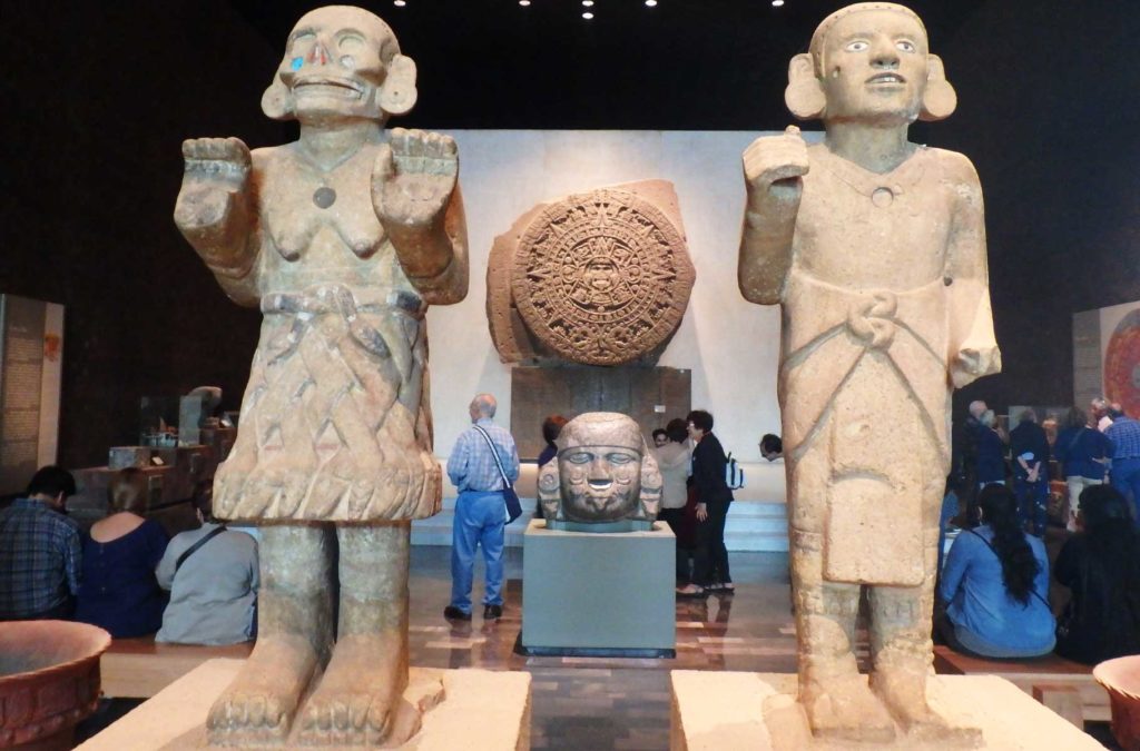 Sala das Grandes Esculturas do Museu de Antropologia, com a Pedra do Sol ao centro