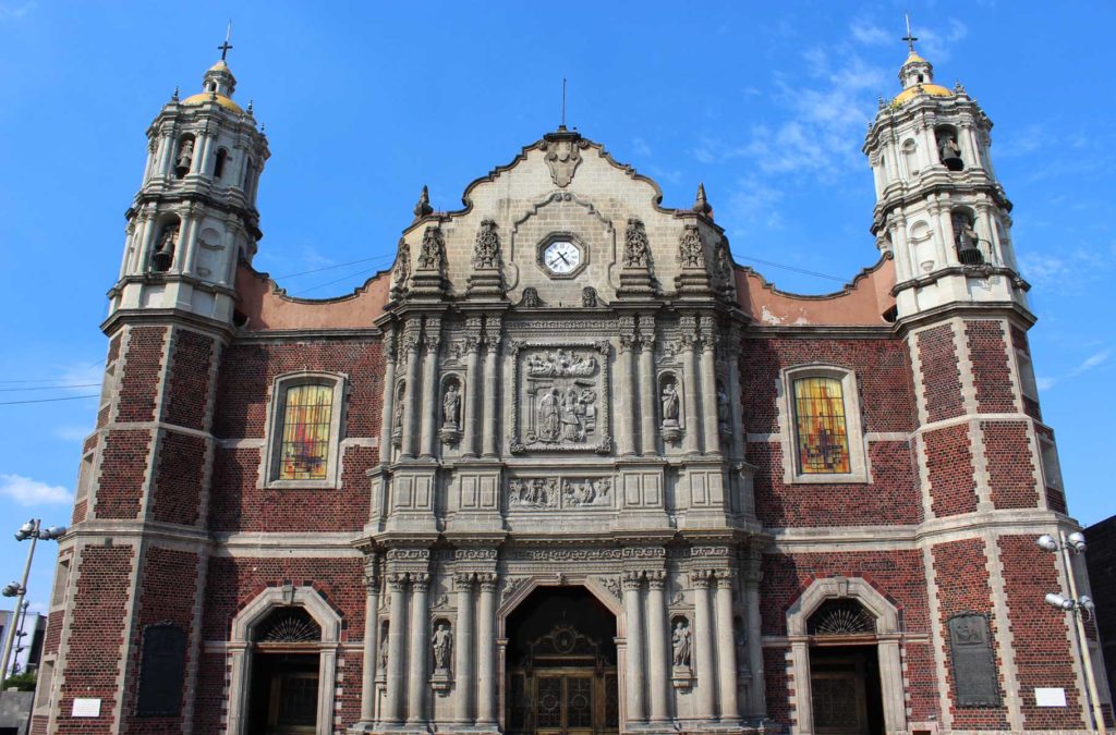 Fachada da antiga Basílica de Nossa Senhora de Guadalupe, na Cidade do México