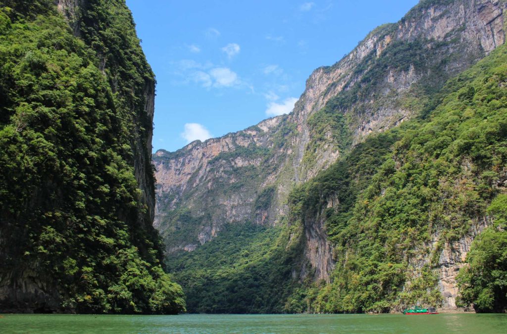 Cânion del Sumidero visto desde o passeio de barco pelo Rio Grijalva