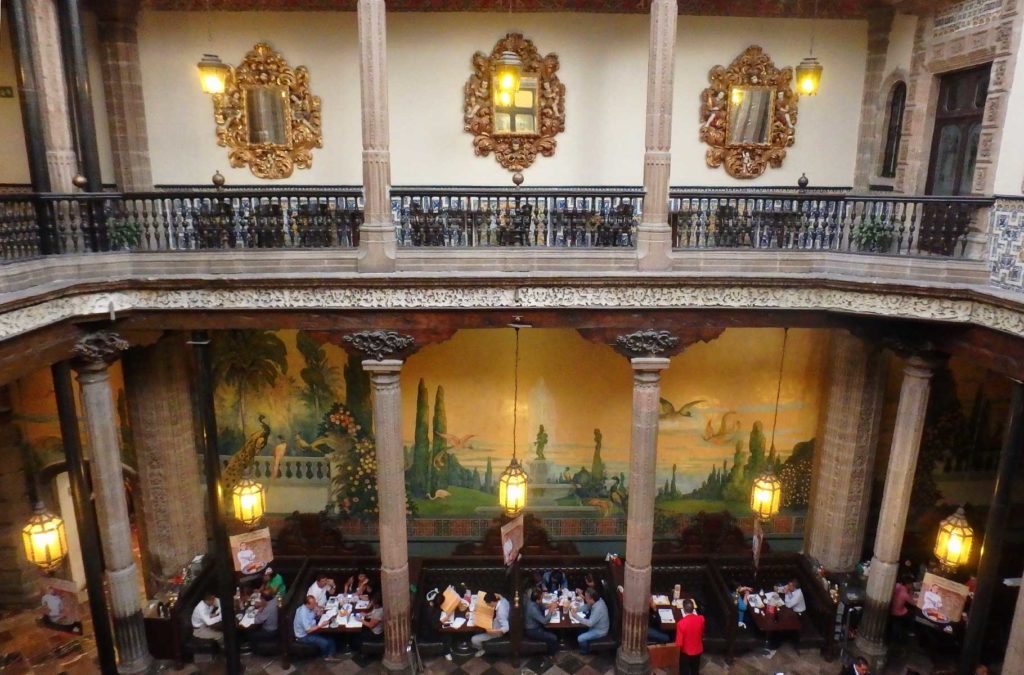 Pátio interno da Casa de los Azulejos, onde funciona um restaurante