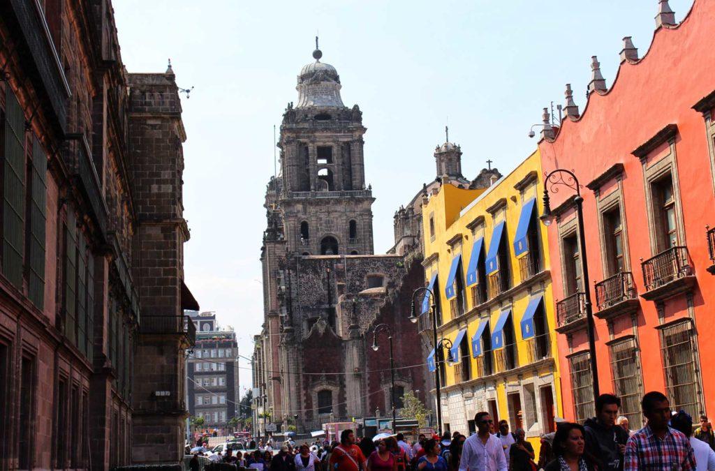 Fachada da Catedral Metropolitana da Cidade do México vista da Rua Moneda