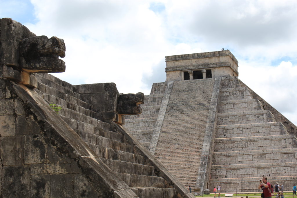 Plataforma dos Jaguares e das Águias e El Castillo, na cidade maia de Chichén Itzá