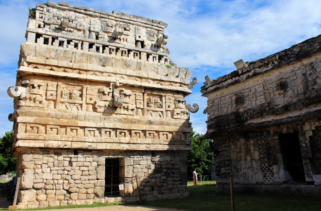 Entalhes na fachada do Convento, ruína da cidade maia de Chichén Itzá