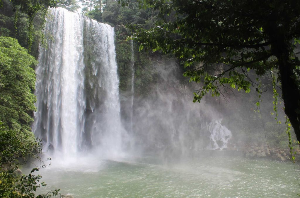 Grande volume de água levanta bruma na Cachoeira de Misol-Ha, em Palenque