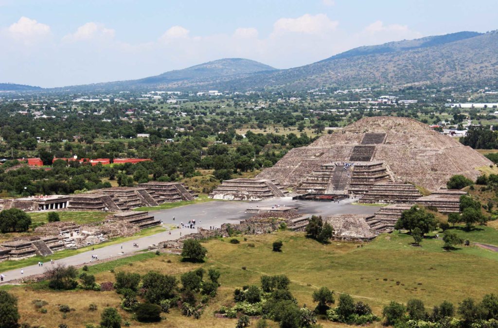 Pirâmide da Lua vista do alto da Pirâmide do Sol no sítio arqueológico de Teotihuacan