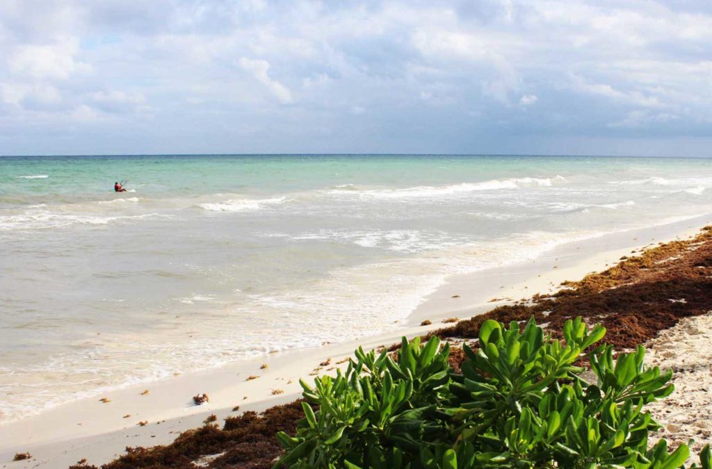 Trecho deserto de areia em Playa del Carmen, na Riviera Maia