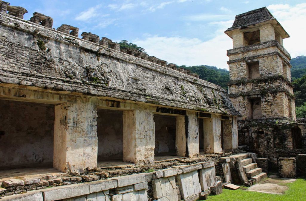Torre se destaca no palácio das ruínas maias de Palenque, no México