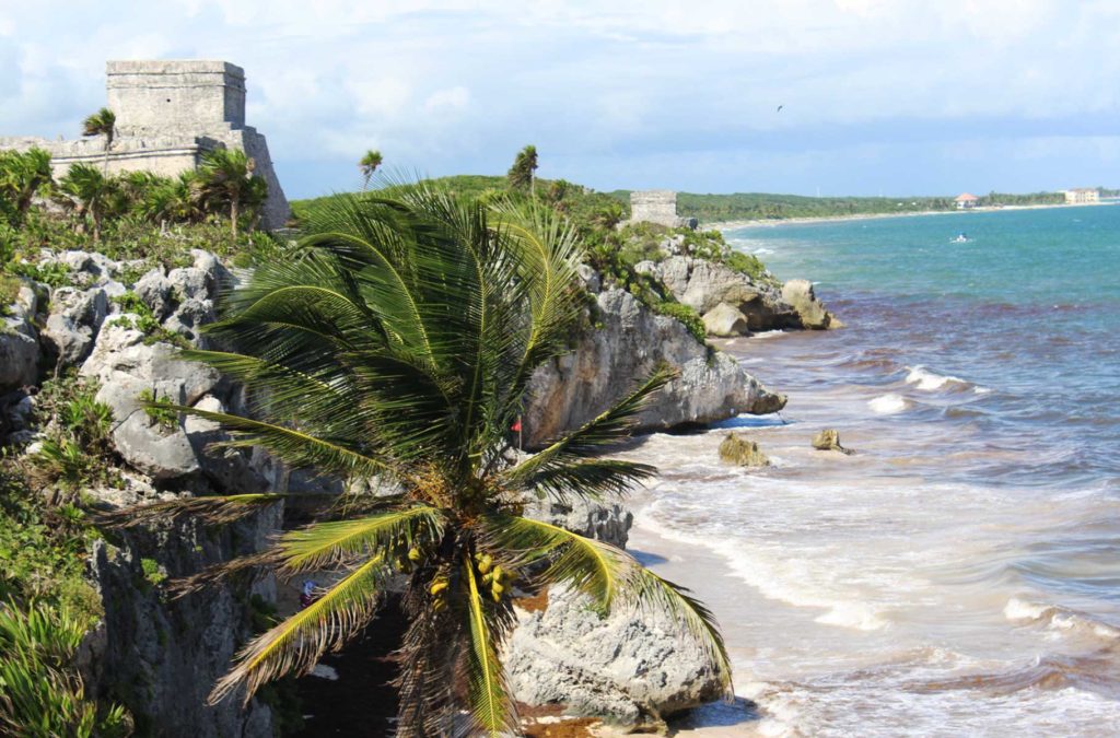 Ruínas maias de Tulum se erguem sobre um rochedo na beira do Mar do Caribe