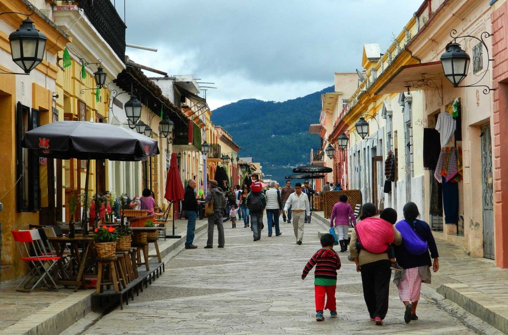 Pessoas caminham pelas ruas coloniais de San Cristóbal de las Casas