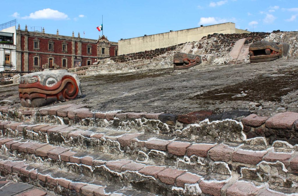 Cabeças de serpente esculpidas nas ruínas do Templo Mayor, no centro da Cidade do México