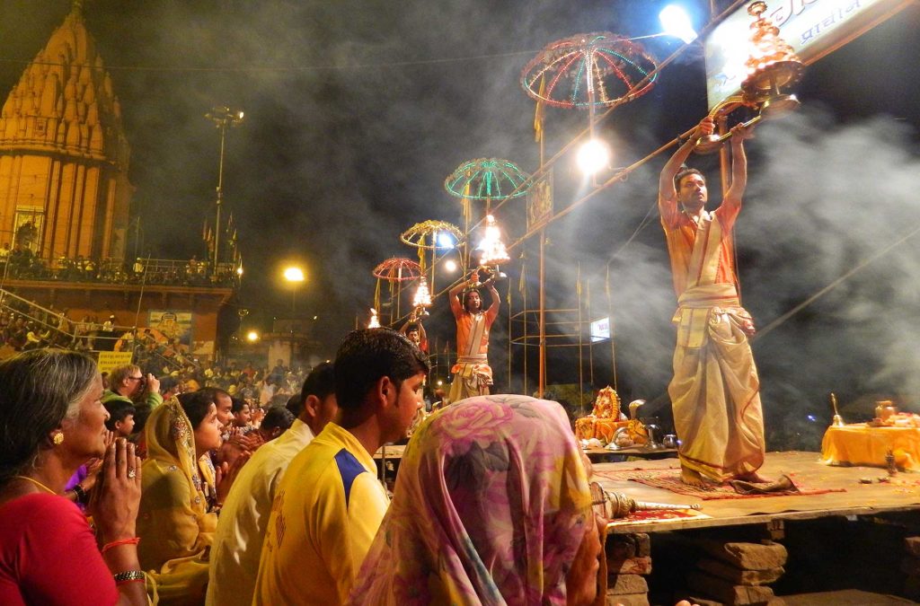 Fieis assistem cerimônia hinduísta nas margens do Ganges (Índia)