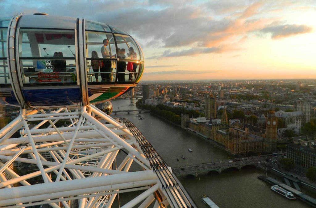 Passageiros da London Eye admiram a vista do Parlamento em Londres (Reino Unido)