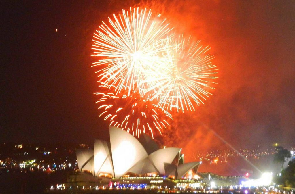 Fogos de artifício sobre a Opera House celebram a chegada do Ano Novo em Sydney (Austrália)