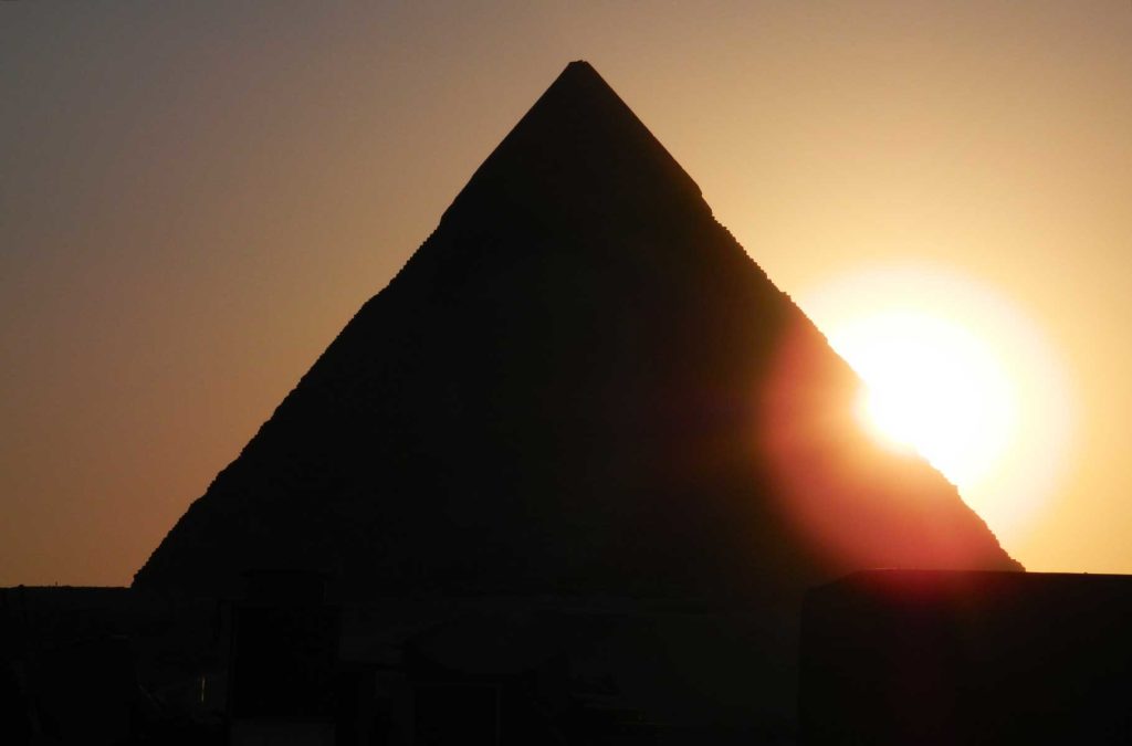 Sol se põe nas Pirâmides de Gizé (Egito)