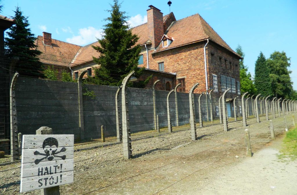Placa alerta para cercas eletrificadas no antigo campo de concentração de Auschwitz (Polônia)