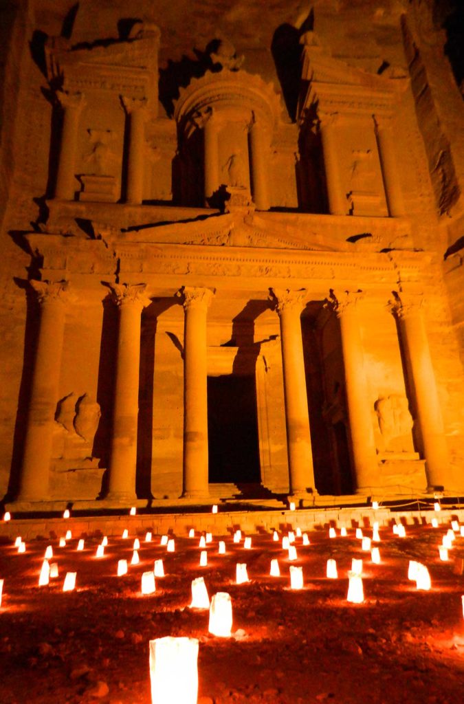Velas iluminam a fachada de um dos monumentos da cidade de Petra (Jordânia)