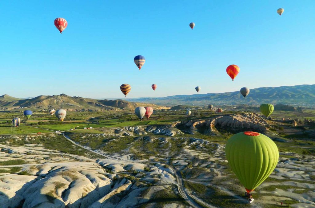 Dezenas de balões sobrevoam a região da Capadócia (Turquia)