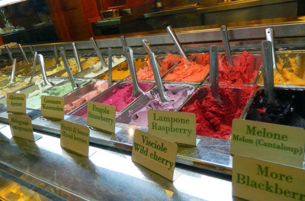 Vitrine da sorveteria Giolitti, em Roma (Itália)