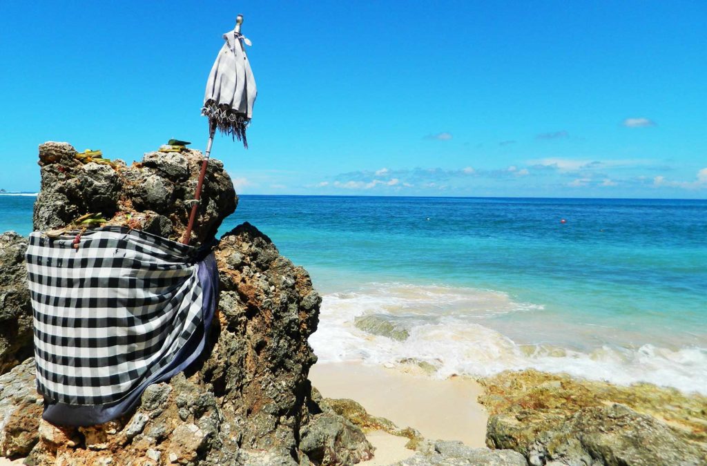 Oferendas são deixadas na Praia de Bingin, na Ilha de Bali (Indonésia)