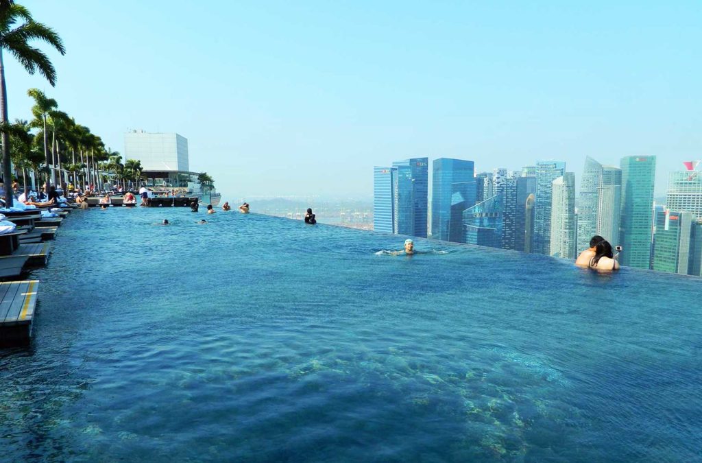 Hóspedes nadam na piscina do hotel Marina Bay Sends, em Cingapura