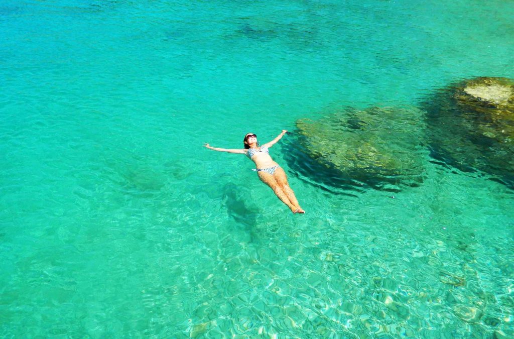Mulher boia em Anthony Quinn's Bay, na Ilha de Rodes (Grécia)