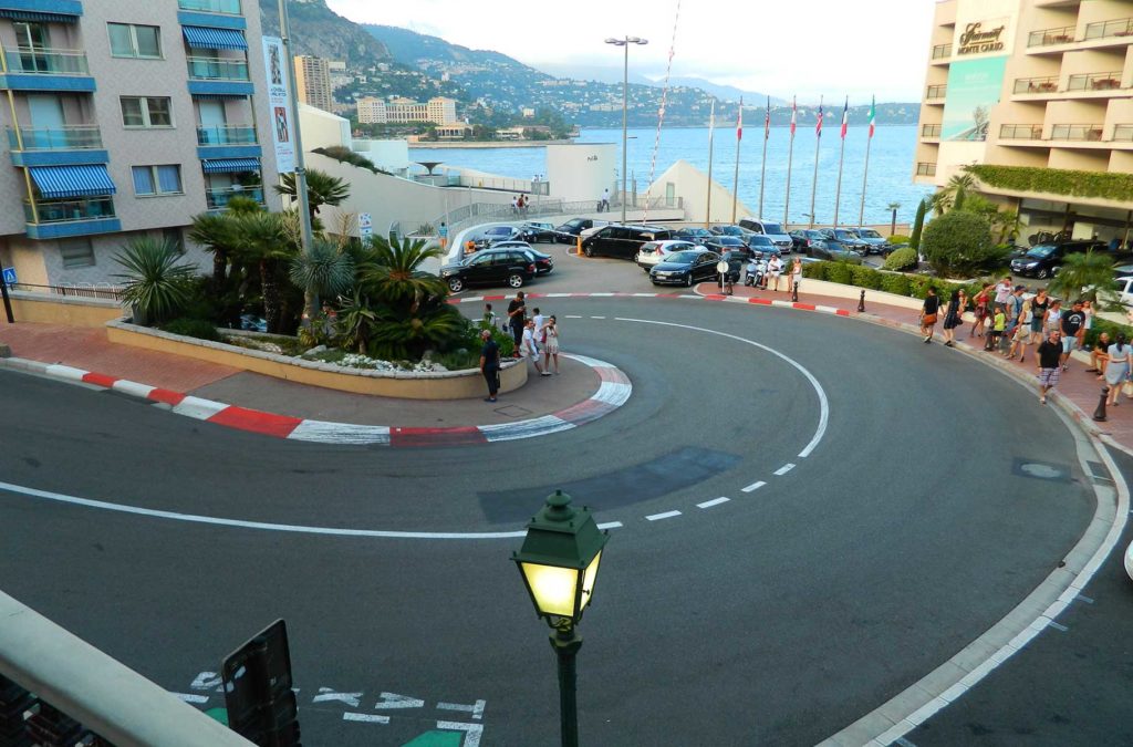 Turistas percorrem curva do circuito de rua de Fórmula 1 de Mônaco