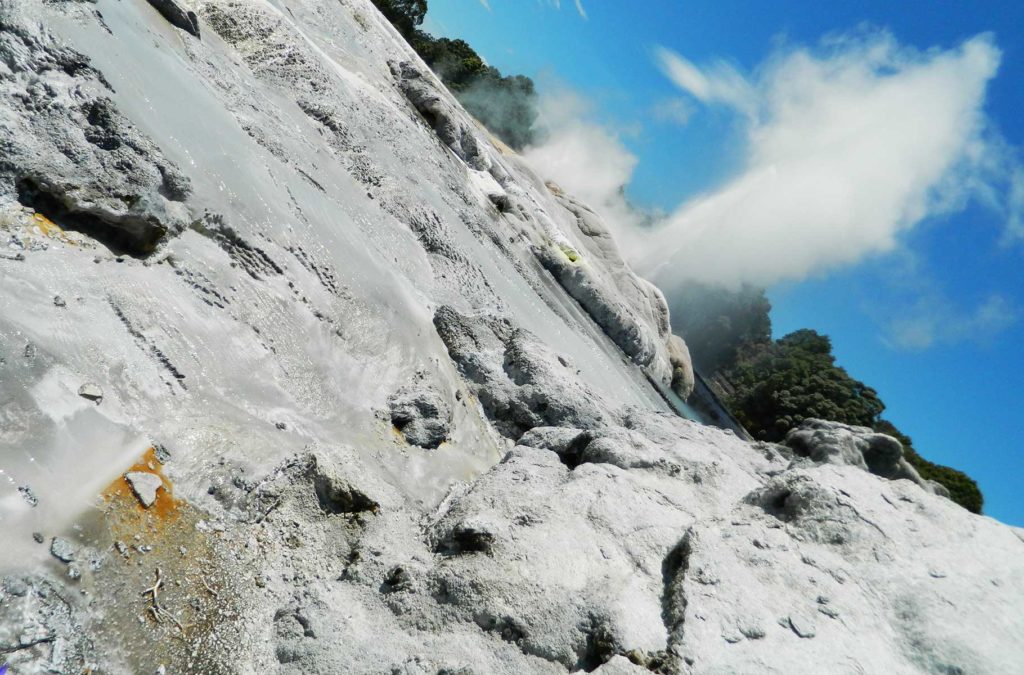 Gêiser Pohutu entra em erupção na cidade de Rotorua (Nova Zelândia)