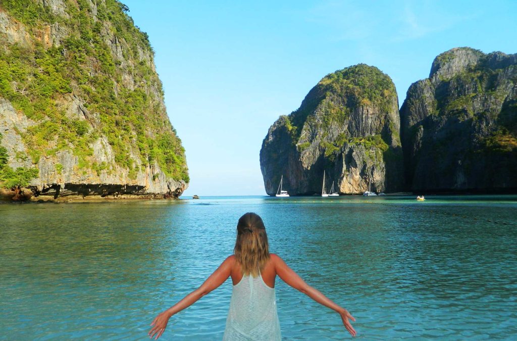 Mulher posa de costas para foto em Maya Bay (Tailândia)