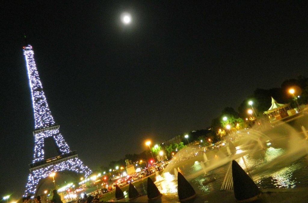 Luzes da Torre Eiffel se acendem à noite em Paris (França)