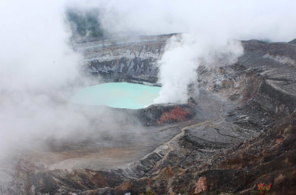 Vulcão Poás solta fumaça em Alajuela (Costa Rica)