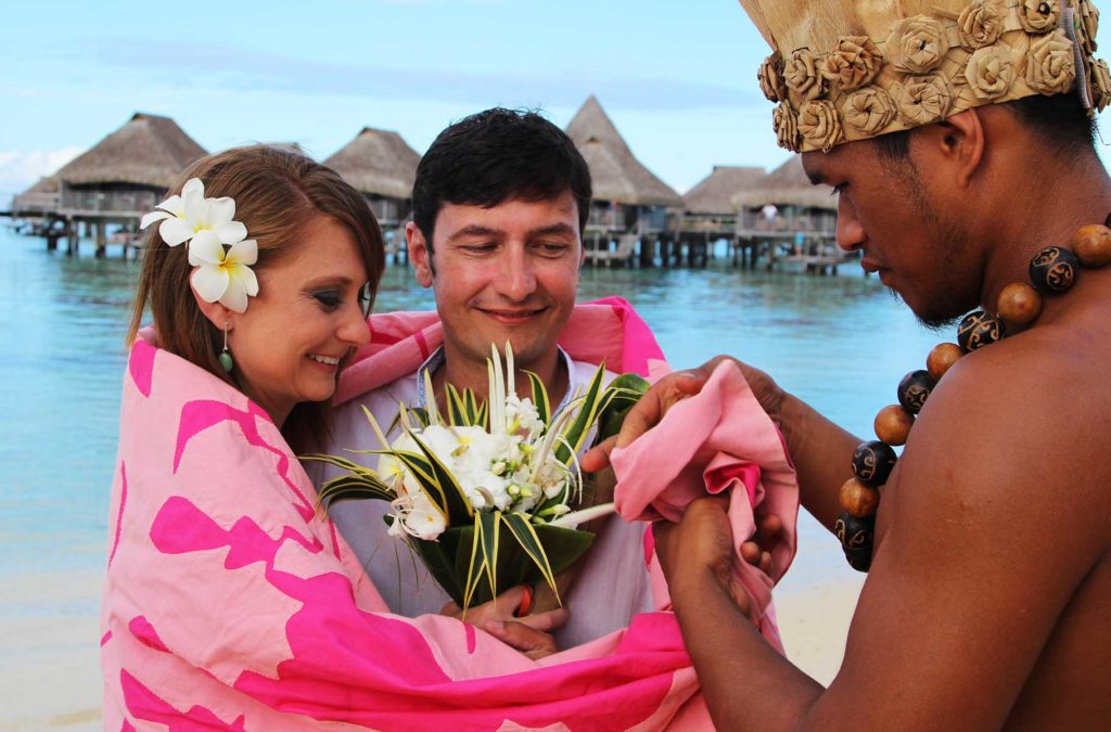 Casal celebra casamento em cerimônia polinésia na Ilha de Moorea (Polinésia Francesa)