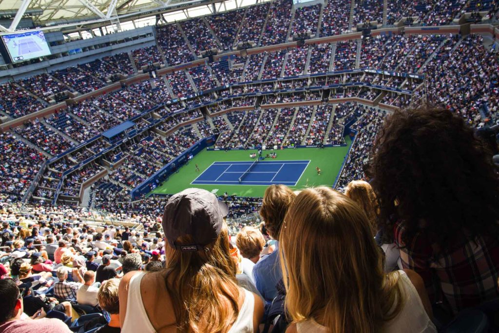 Público lota arena para assistir a uma partida do US Open, em Nova York (EUA)