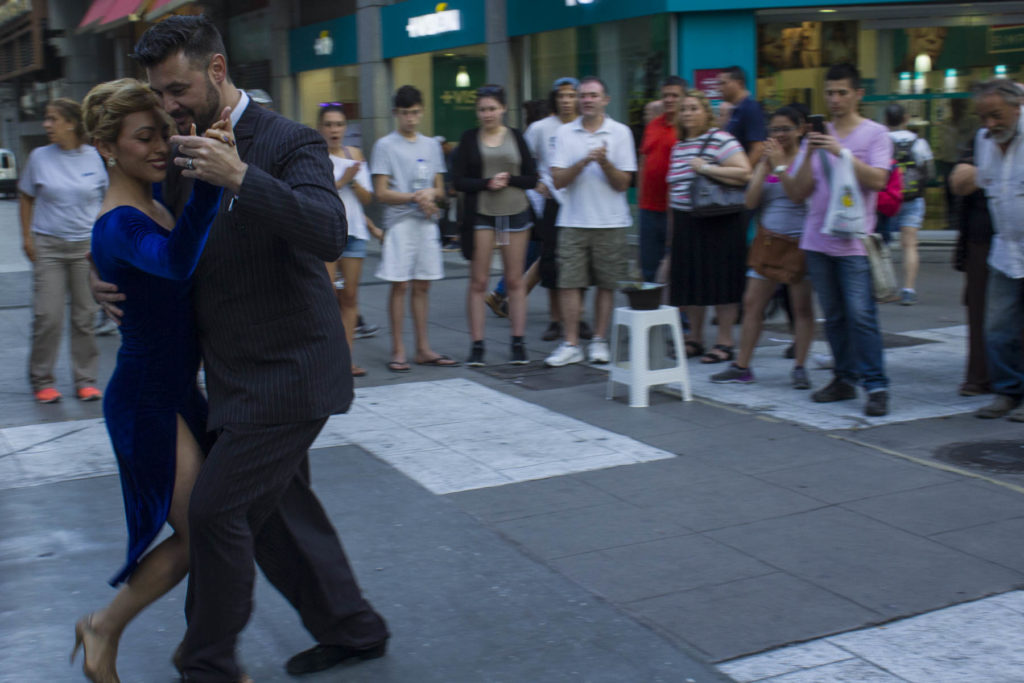 Casal dança tango nas ruas de Buenos Aires (Argentina)