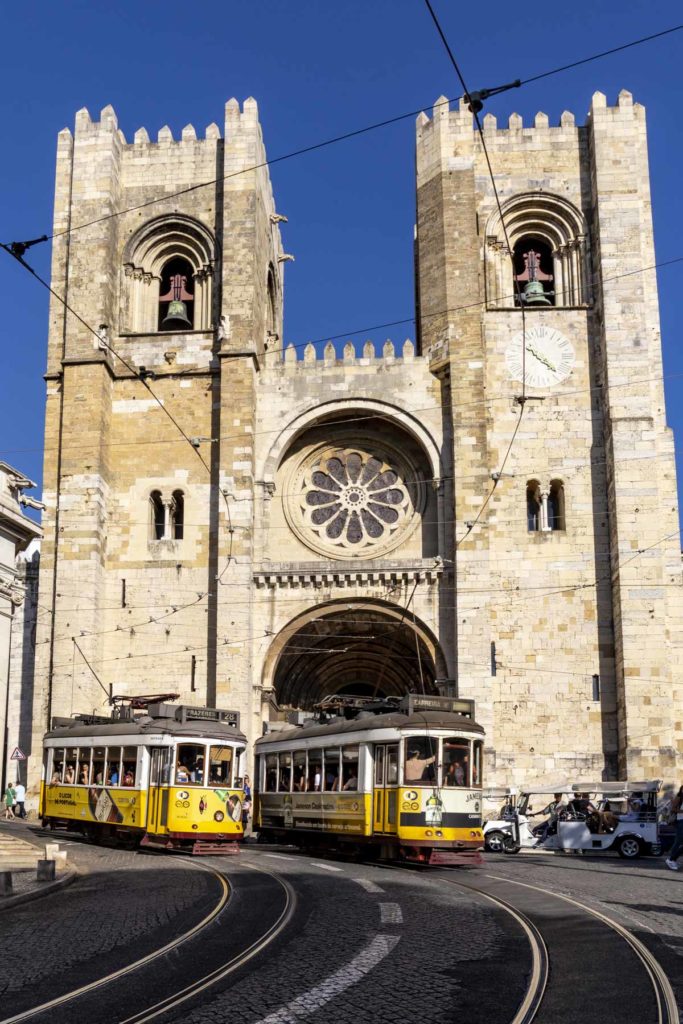 Bondes elétricos passam em frente à Sé de Lisboa (Portugal)