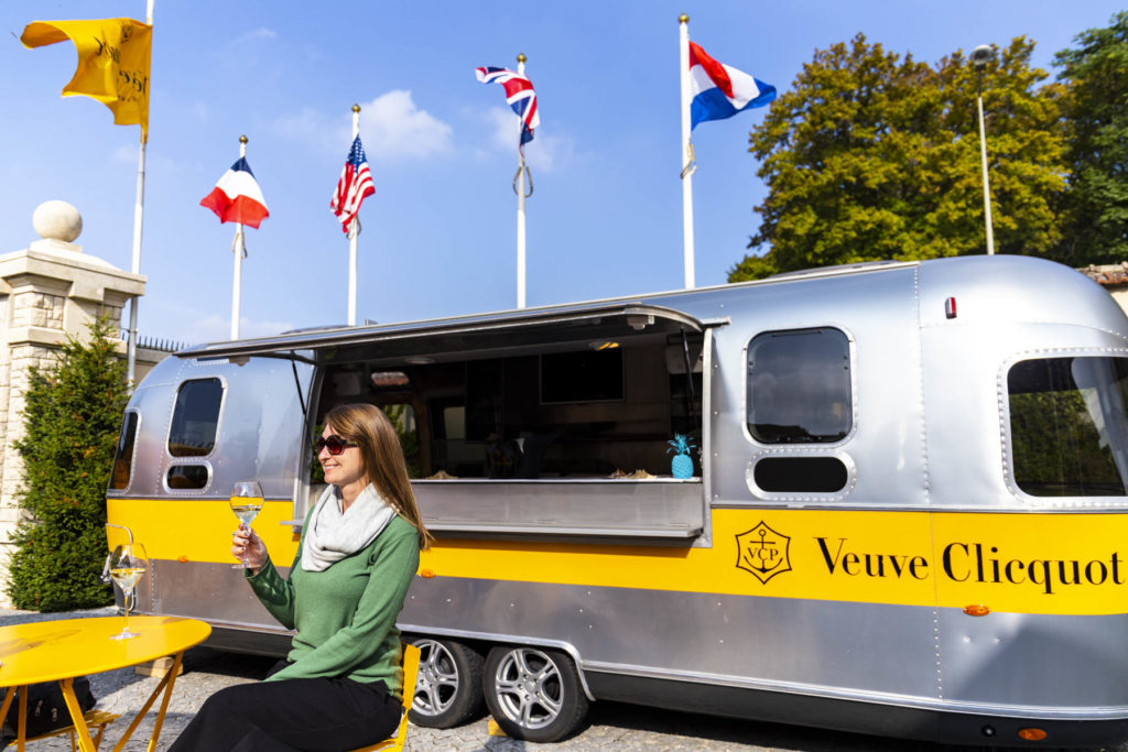 Mulher bebe taça de champanhe na cave da Veuve Clicquot, em Reims (França)