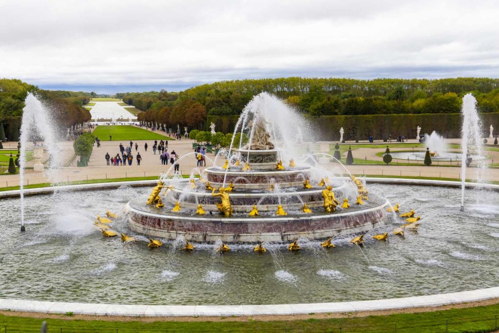 Água jorra da fonte principal do jardim do Palácio de Versailles (França)